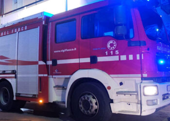 A fuoco alcuni copertoni davanti a una casa ad Acate