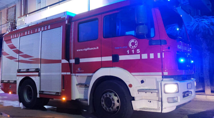 A fuoco alcuni copertoni davanti a una casa ad Acate