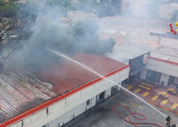 Paura per un incendio al Burger King di Palermo