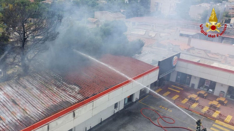 Paura per un incendio al Burger King di Palermo