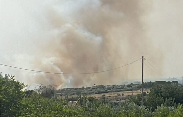 Vasto incendio tra Comiso e Vittoria