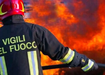 Modica, incendio in un magazzino in via Fiumara