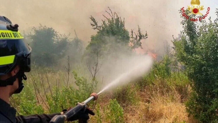 Incendio sull'autostrada Ispica-Rosolini