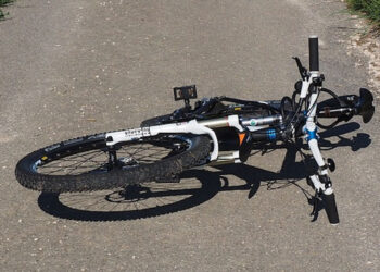 Incidente sulla gela-Scoglitti, furgone travolge due ciclisti: un morto e un ferito