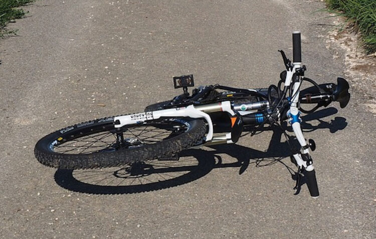 Incidente sulla gela-Scoglitti, furgone travolge due ciclisti: un morto e un ferito