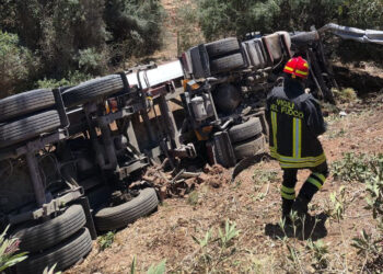Esplode pneumatico, camion nella scarpata fra Modica e Pozzallo