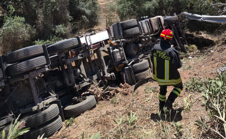 Esplode pneumatico, camion nella scarpata fra Modica e Pozzallo