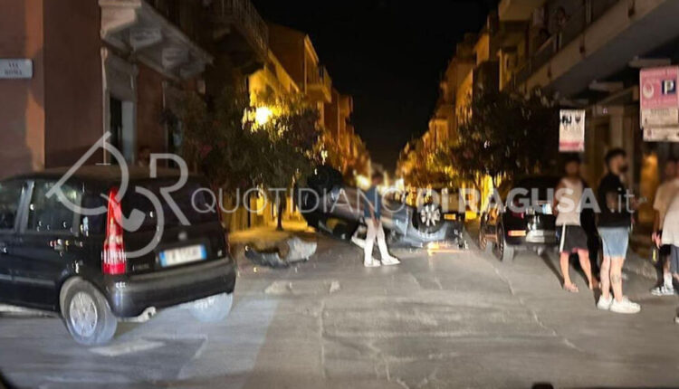 Brutto incidente a Vittoria: auto si ribalta