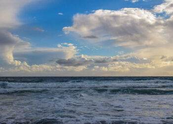 Ispica, bambino con gommoncino in mare viene trascinato al largo da vento e corrente: salvato