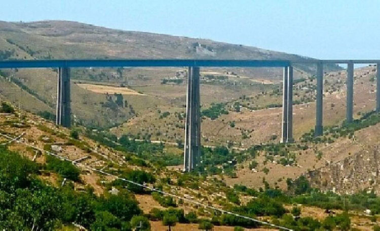 Tragedia sfiorata a Modica: giovane salvato dalla Polizia