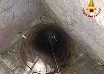 Bimbo di 6 anni cade in pozzo di 5 metri: salvato