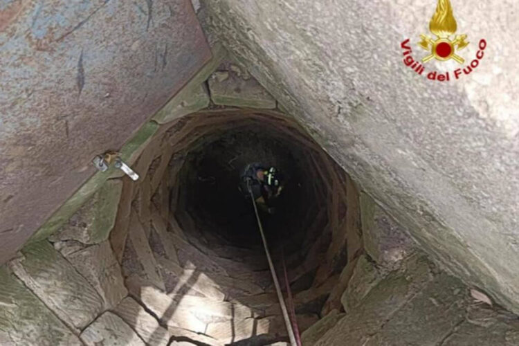 Bimbo di 6 anni cade in pozzo di 5 metri: salvato