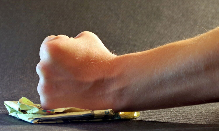 Modica, 24enne modicano picchia albanese per debito di droga