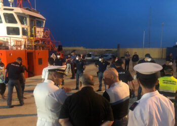 Sbarco di migranti a Pozzallo: accolti dal Vescovo di Noto