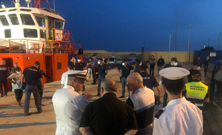 Sbarco di migranti a Pozzallo: accolti dal Vescovo di Noto