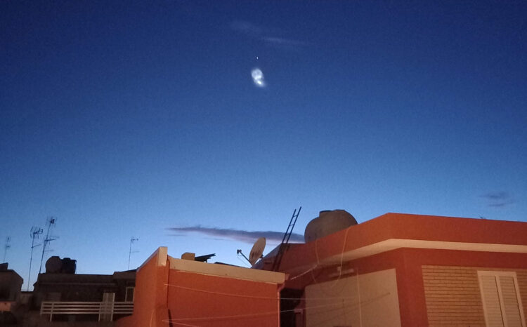Ufo nel cielo della Sicilia? Probabile razzo Falcon 9 vettore dei satelliti Starlink