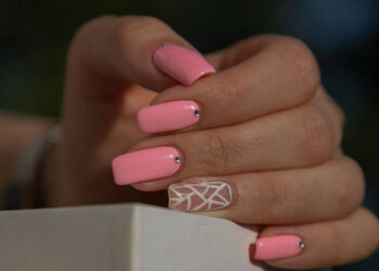 Unghie estate 2024: dal rosa neutro ai colori arcobaleno