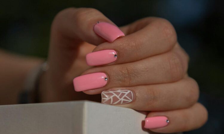 Unghie estate 2024: dal rosa neutro ai colori arcobaleno
