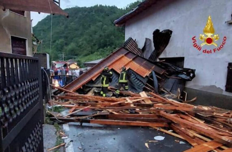 Maltempo al Nord: grandine, tromba d'aria e tetti scoperchiati