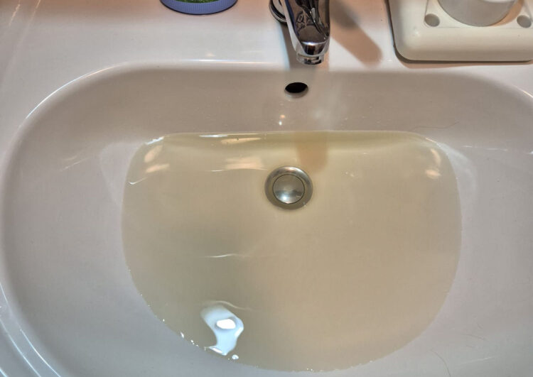 Criticità a Marina di Ragusa dove è esplosa la stagione estiva 2024: acqua torbida e blackout