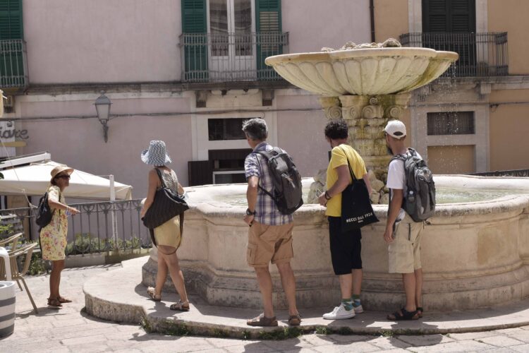 Caldo insopportabile a Ragusa Ibla: installare gazebo nei punti nevralgici