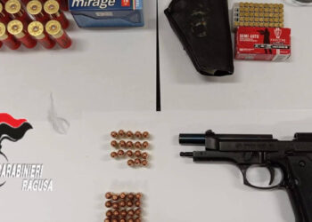 Modica, arma clandestina in auto: arrestato
