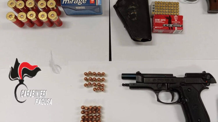 Modica, arma clandestina in auto: arrestato