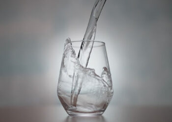 Dieta: ecco quando bere l'acqua per dimagrire