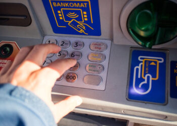 Modica, si ferma per fare bancomat: straniero tenta di rubargli la moto