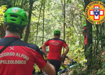 Cade con la mountain bike e muore