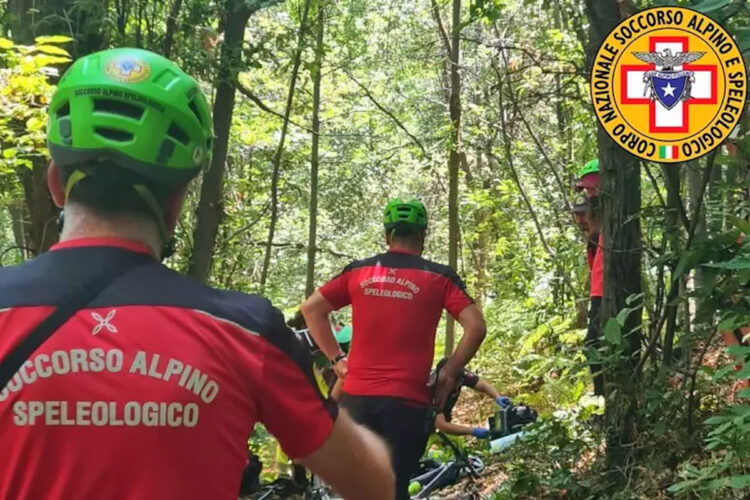 Cade con la mountain bike e muore