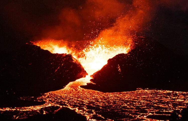 Etna, nuova fontana di lava dal cratere voragine e colonna di cenere