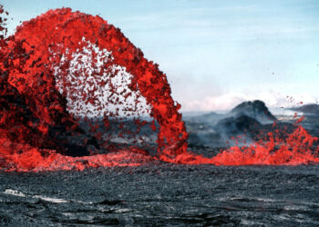 Etna, spettacolare fontana di lava da cratere Voragine: Vona rosso per aeroporto