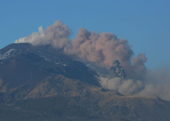 Etna: nube di cenere vulcanica alta 4,5 chilometri dal cratere voragine
