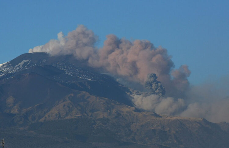 Etna: nube di cenere vulcanica alta 4,5 chilometri dal cratere voragine