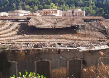Modica, crolla parte del tetto del deposito locomotive