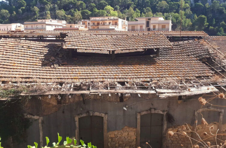Modica, crolla parte del tetto del deposito locomotive