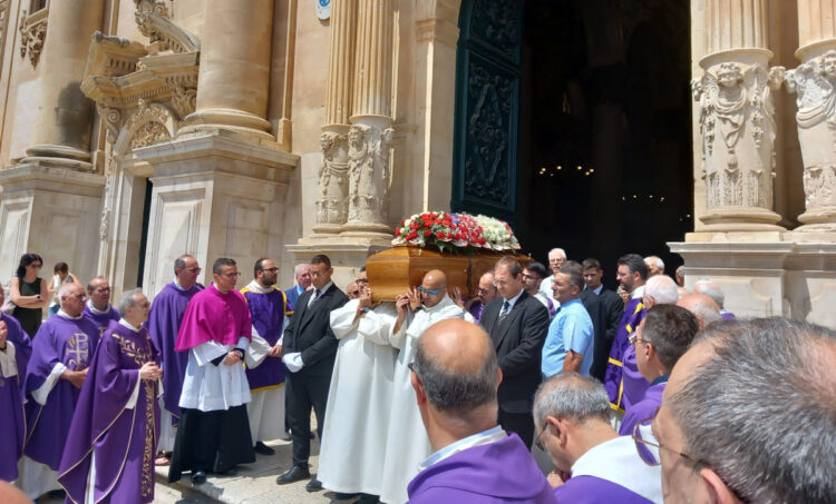 Ragusa, oggi i funerali di don Nunzio Scrofani