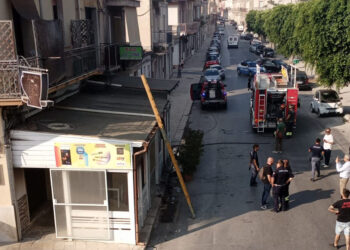 Vittoria, fuoco nel bar di fronte alla villa comunale