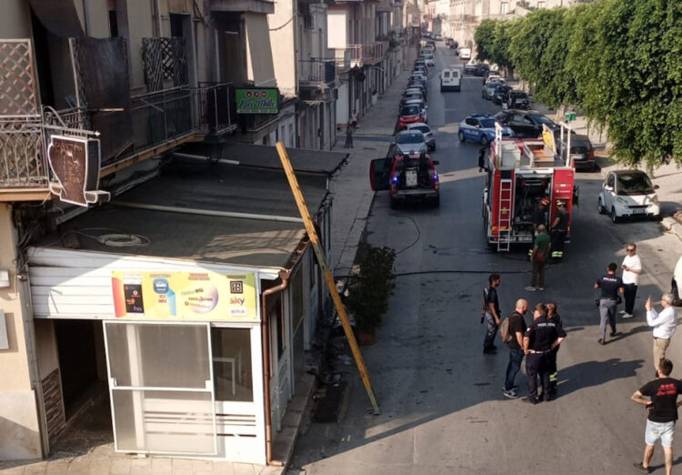 Vittoria, fuoco nel bar di fronte alla villa comunale