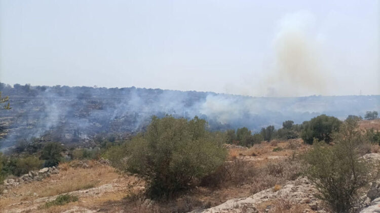 Incendio tra Ispica e Pozzallo, lanci d'acqua con elicottero