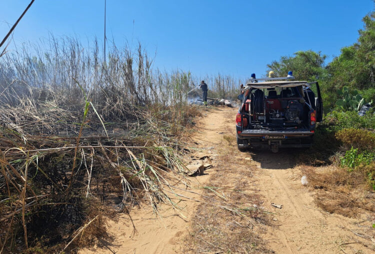 A fuoco un canneto a Ispica