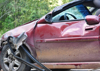 Papà ubriaco e senza patente, si schianta con l'auto contro un muro: muore la figlia di 3 anni