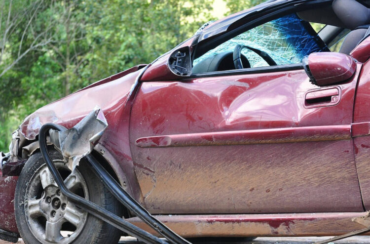 Papà ubriaco e senza patente, si schianta con l'auto contro un muro: muore la figlia di 3 anni