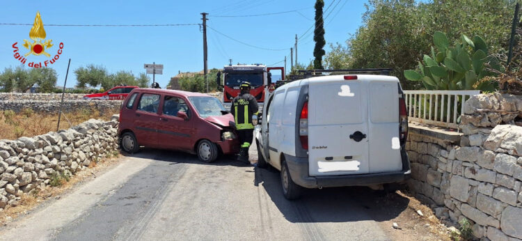 Incidente a Modica, automobilista estratto da lamiere