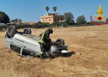 Incidente a Pedalino: auto finisce in un terreno