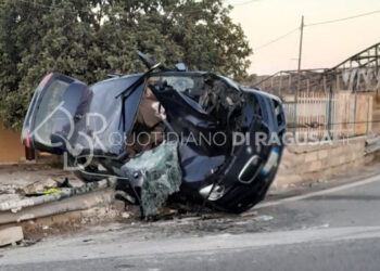 Cinque feriti. E’ il bilancio del brutto incidente stradale autonomo avvenuto stamattina intorno alle ore 6 sulla Sp40 al km 7.800 a Sampieri. Un’auto per cause in corso di accertamento dopo essersi ribaltata più volte