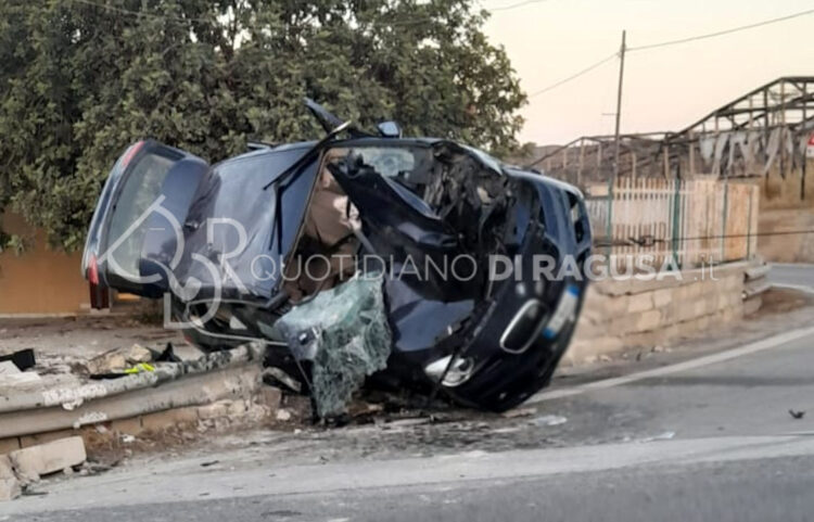 Cinque feriti. E’ il bilancio del brutto incidente stradale autonomo avvenuto stamattina intorno alle ore 6 sulla Sp40 al km 7.800 a Sampieri. Un’auto per cause in corso di accertamento dopo essersi ribaltata più volte