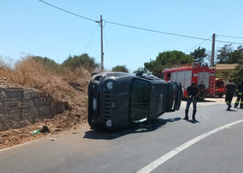 Incidente a Scoglitti: auto si ribalta su un lato