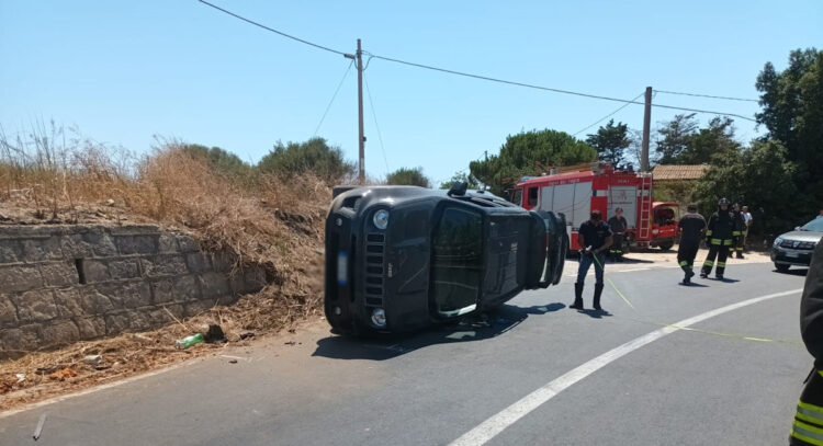 Incidente a Scoglitti: auto si ribalta su un lato